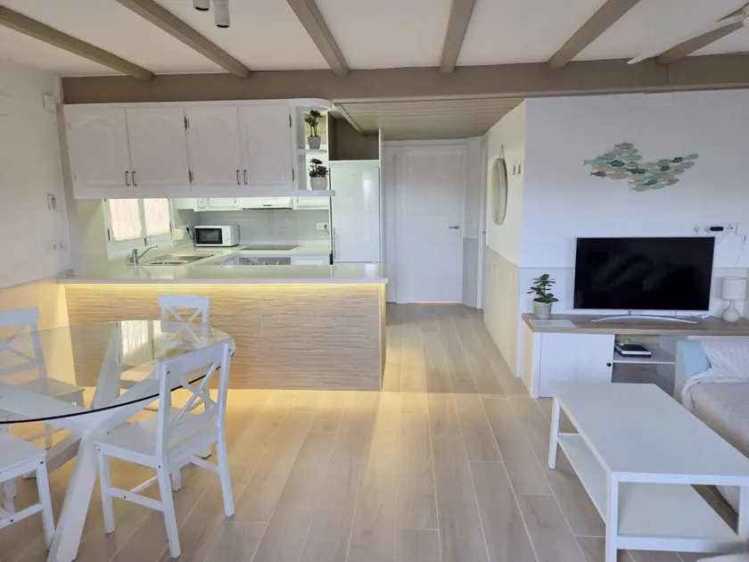 Flat with terrace - Image 1