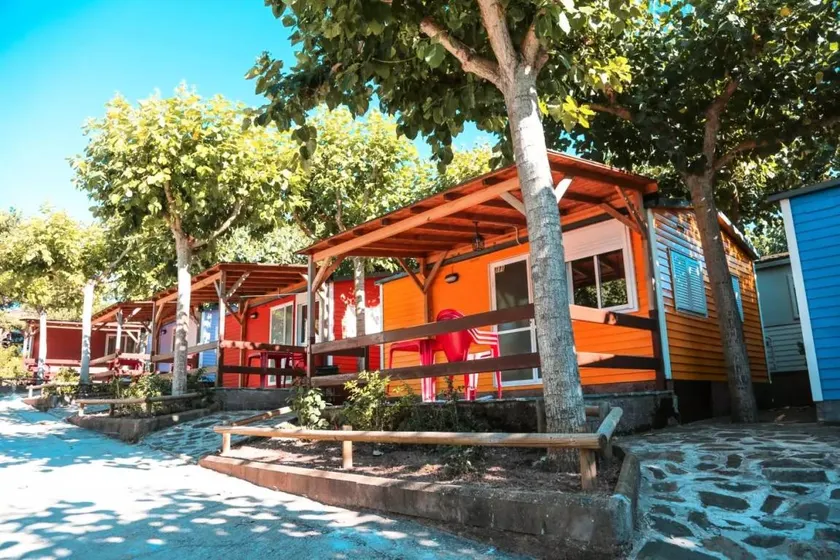 Mobile home with BBQ, heated pool & hot tub - Image 1