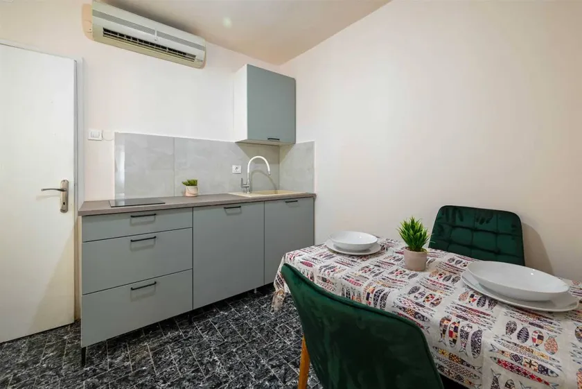 Charming apartment with terrace | Pets allowed - Image 1