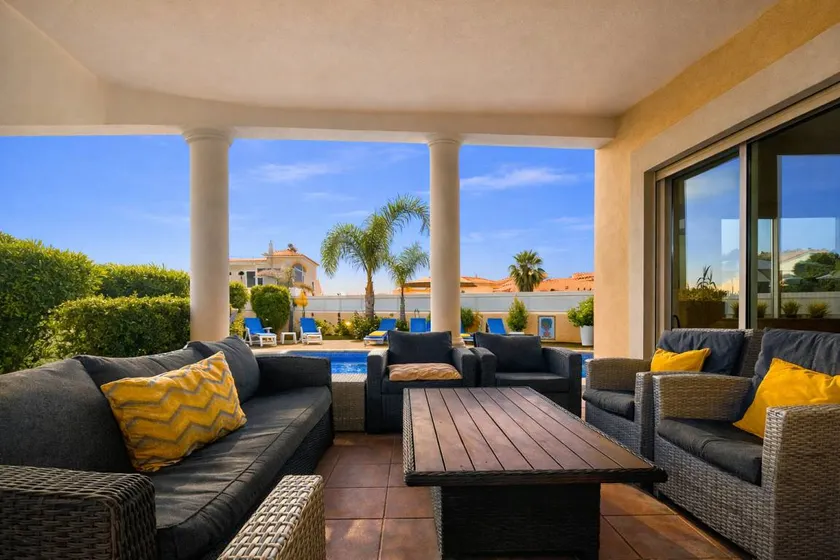 Villa avec piscine privée, barbecue et terrasse - Image 1