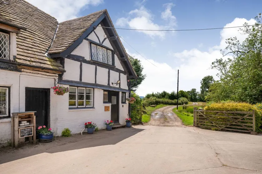 Family-oriented charming cottage with garden - Image 1