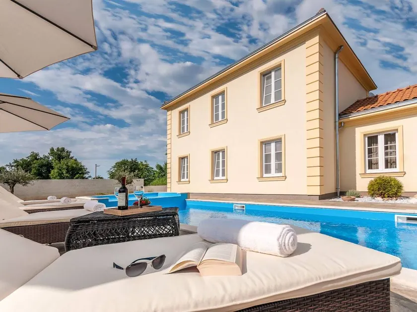 Fully equipped holiday home with private pool, garden & BBQ | Dogs allowed - Image 1