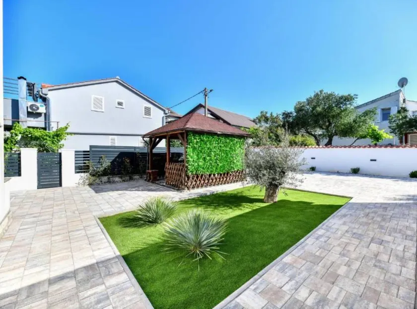 Fully equipped lovely holiday home with hot tub & barbecue | Water view - Image 1