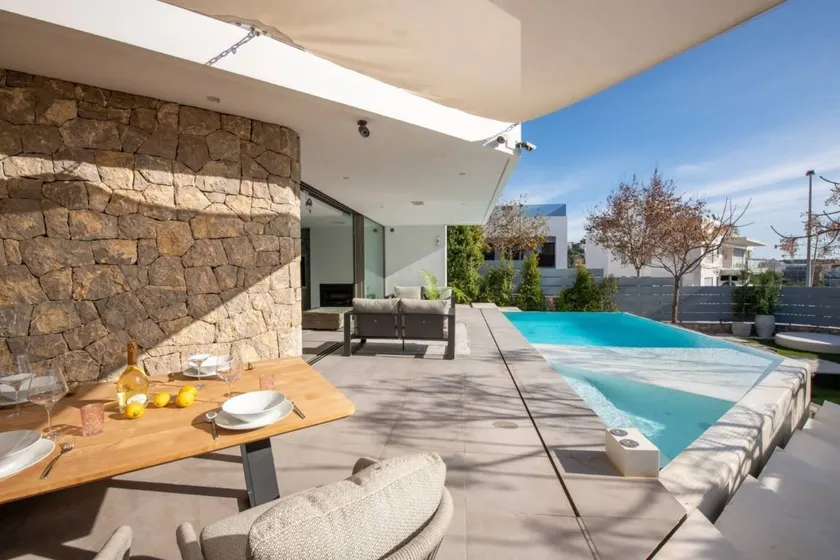 Family-oriented pleasant villa with terrace, jacuzzi & barbeque | Close to the beach - Image 1