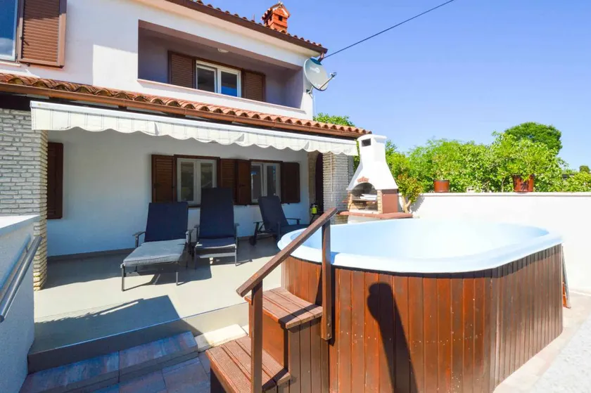 Fully equipped holiday home with private pool, terrace & barbeque | Pet-friendly - Image 1
