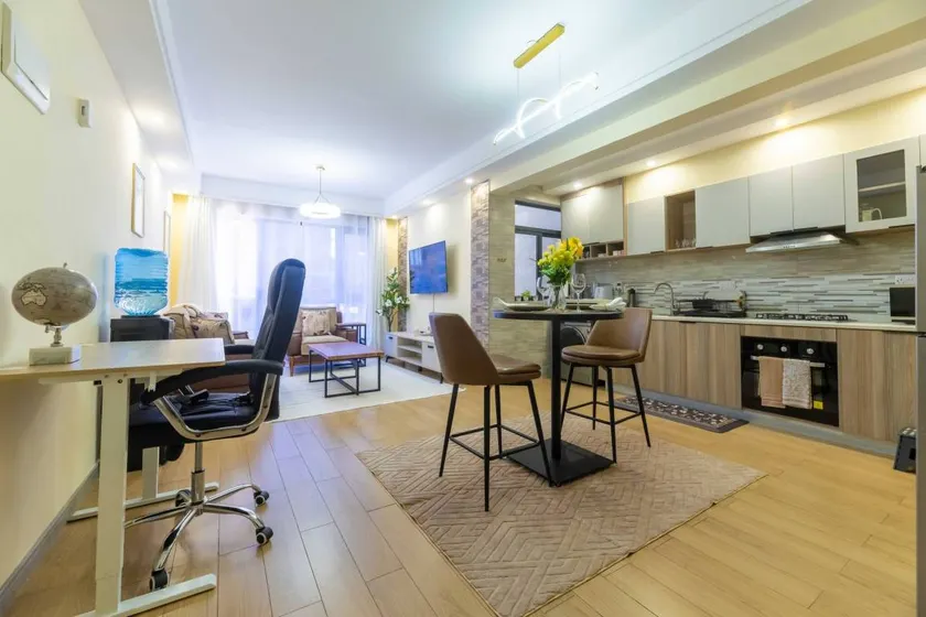 Flat with pool - Image 1