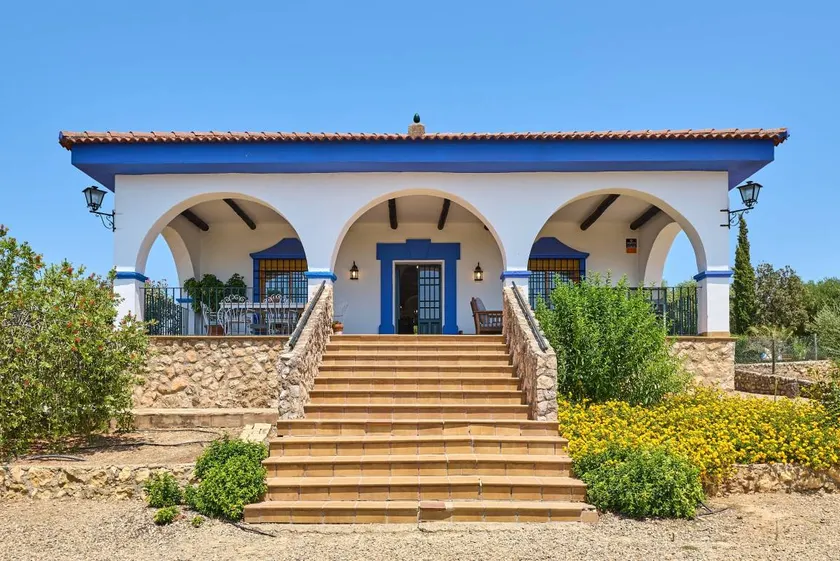 Child-friendly house with pool, BBQ & garden | Lake view | Pet-friendly - Image 1