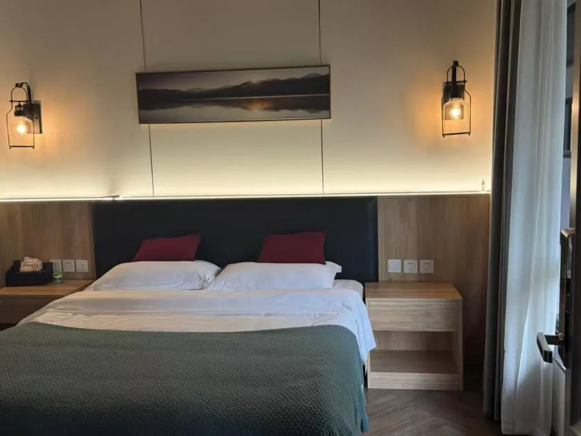 Heinemann Hotel Sunny King Zimmer ohne Badewanne A308 – mit Whirlpool und lokalem - Image 1