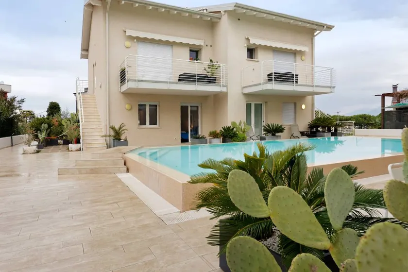 Holiday apartment with garden, pool & terrace | Lake view - Image 1