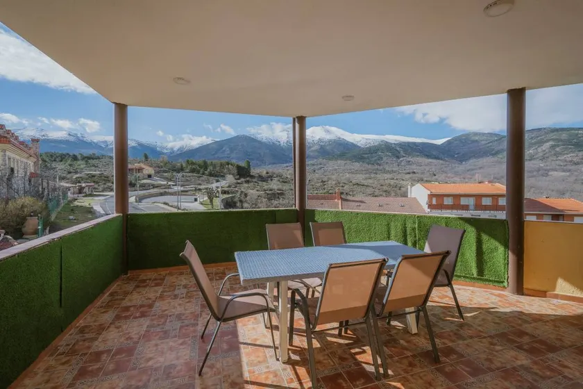 House with BBQ, terrace & heated pool | Mountain view - Image 1