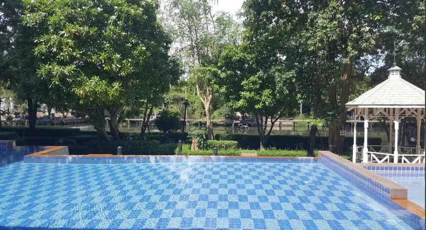 Flat with pool | Garden view - Image 1