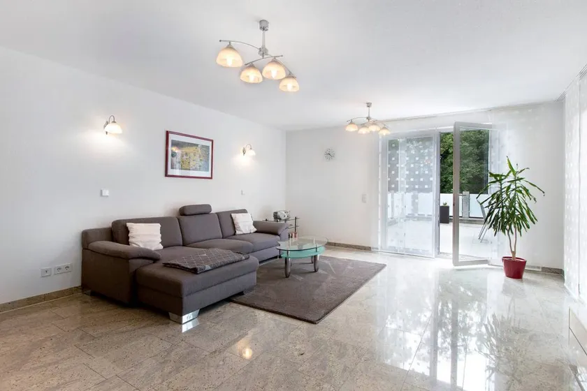 Pleasant flat with terrace | Garden view - Image 1