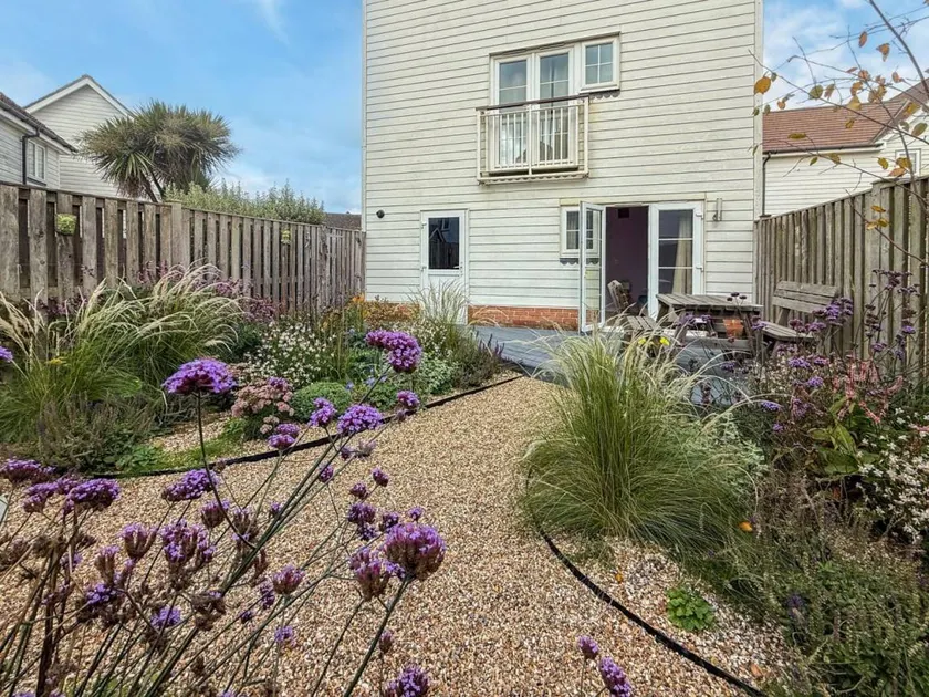 Cottage with garden - Image 1