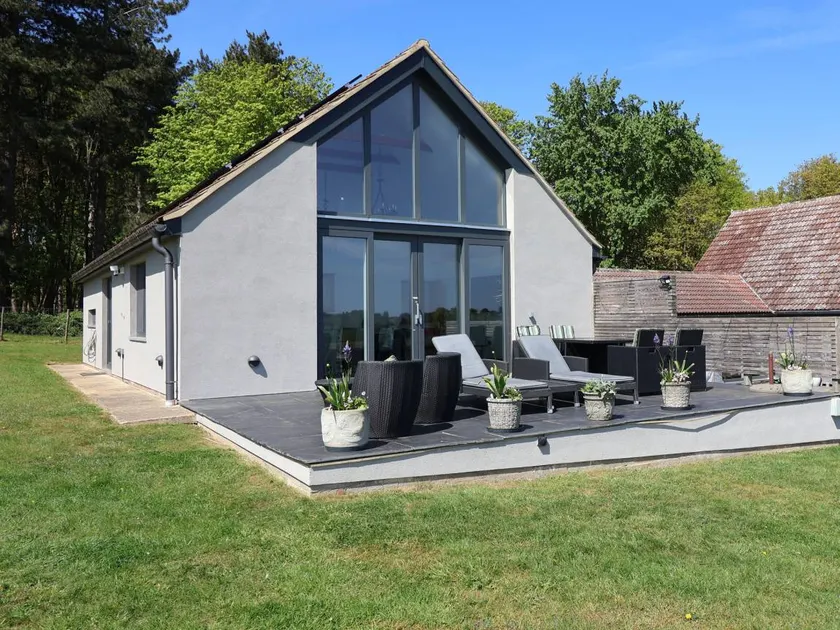 Family-friendly beautiful cottage with garden, BBQ & jacuzzi - Image 1