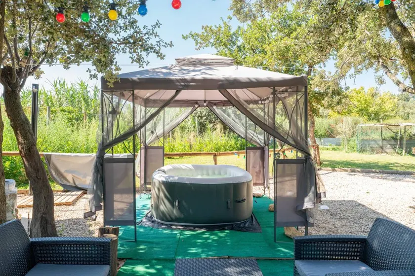 Wonderful camping with garden, barbecue & hot tub | Garden view - Image 1