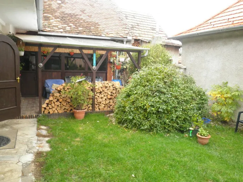 Habitación en casa de familia con piscina, terraza y jardín - Image 1