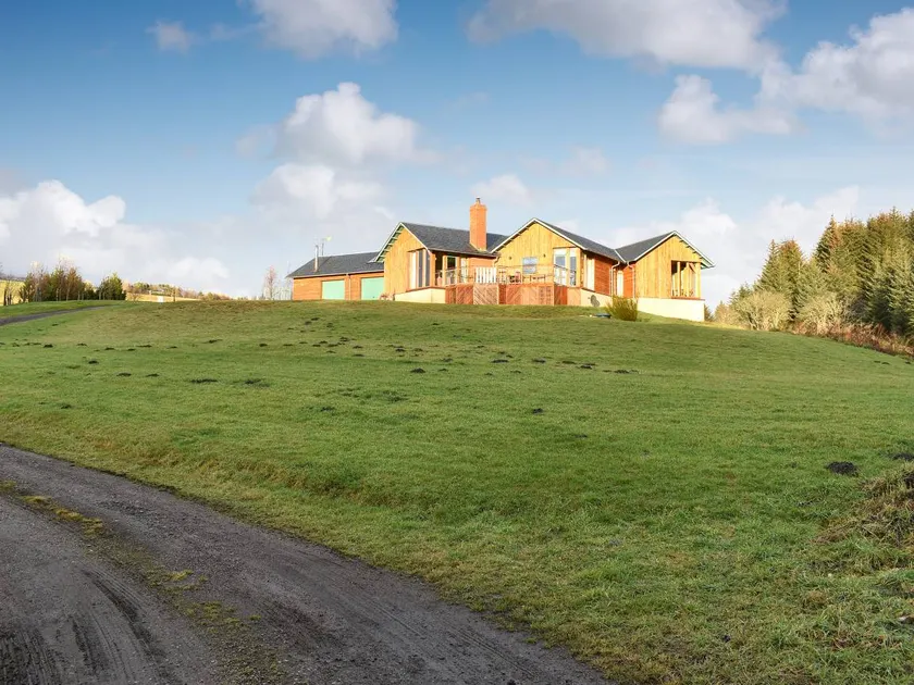 Cottage with hot tub & garden - Image 1