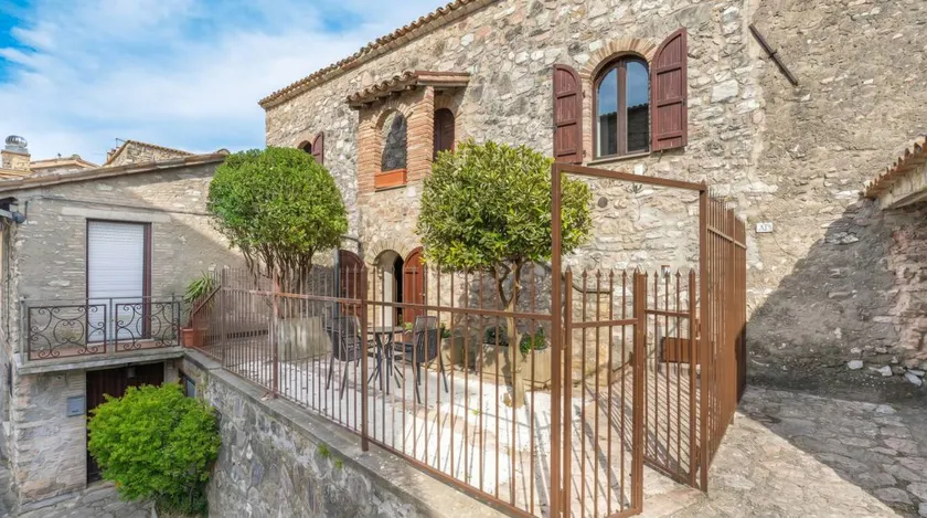 Holiday home with terrace & garden - Image 1