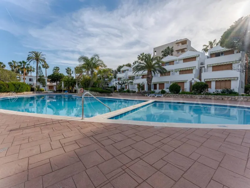 Apartment with terrace & pool - Image 1