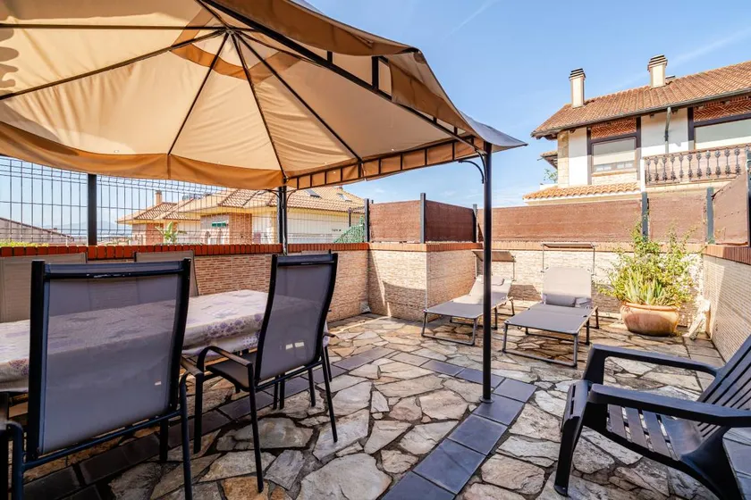 Holiday apartment with terrace & pool | Mountain view - Image 1