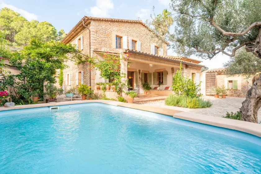 Fully equipped house with terrace, garden & private pool | Mountain view | Beach nearby | Good for workation | Dogs allowed - Image 1