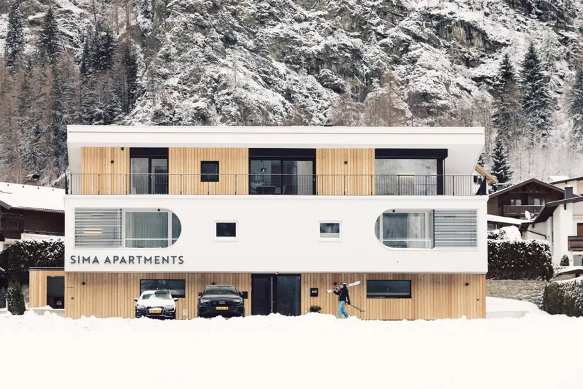 Apartment with terrace - Image 1