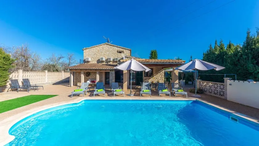 Apartment with pool, barbeque & garden - Image 1