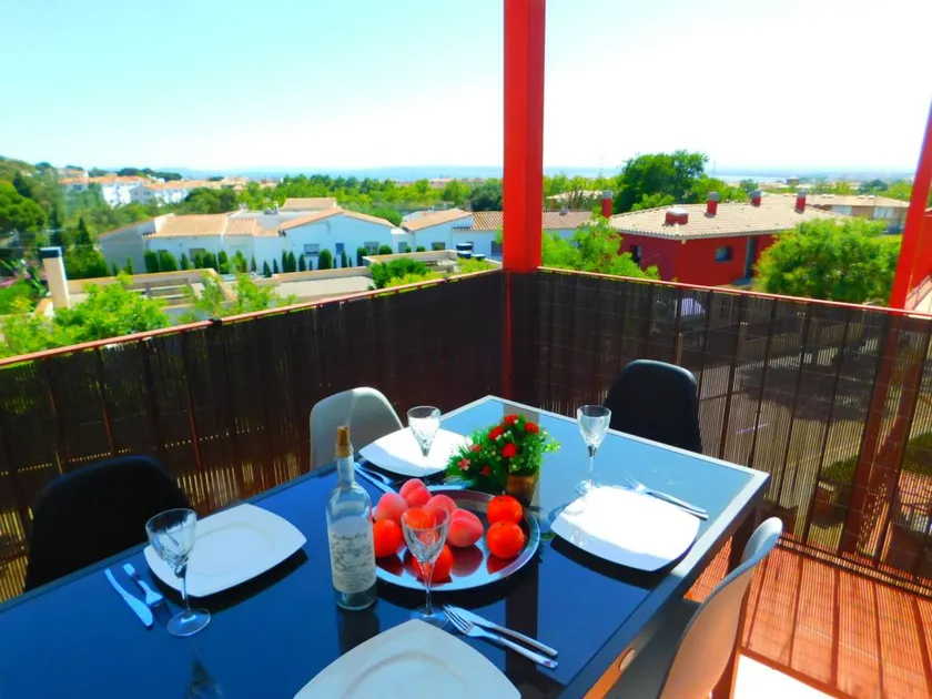 Lovely apartment with terrace, garden & pool | Beach view - Image 1