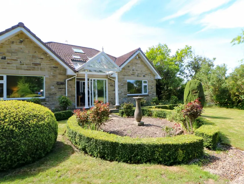 Cottage with garden & hot tub - Image 1