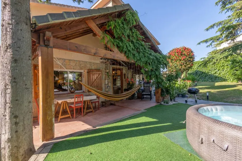 Merveilleuse maison adaptée aux familles avec barbecue, jardin et piscine | Vue montagne | Adaptée au travail à distance | Avec animaux acceptés - Image 1