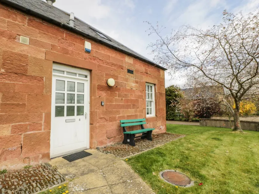Cottage with garden & terrace - Image 1
