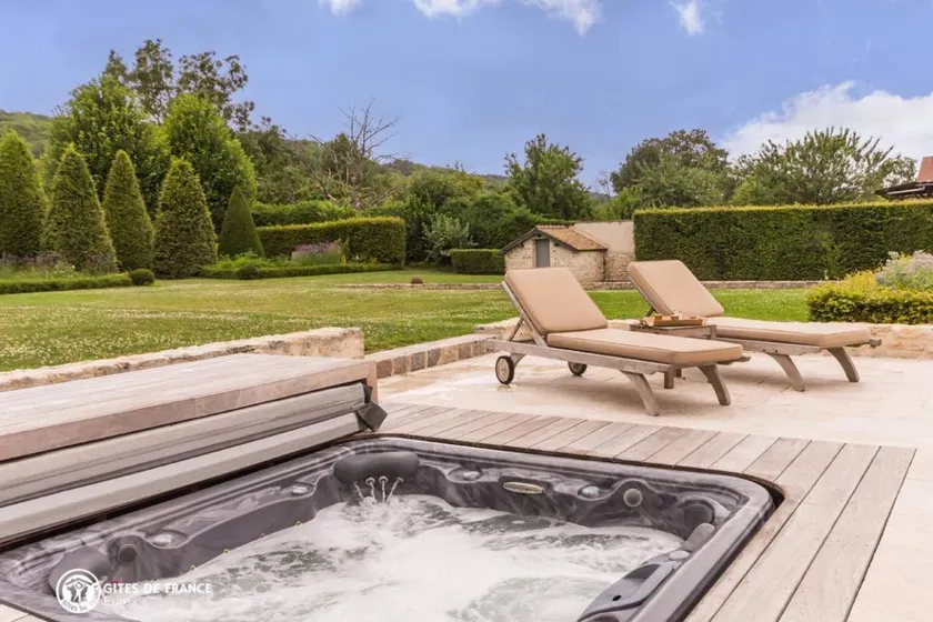 Pleasant gite with barbecue, terrace & private pool - Image 1