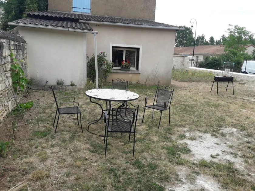 Holiday home with BBQ & garden - Image 1
