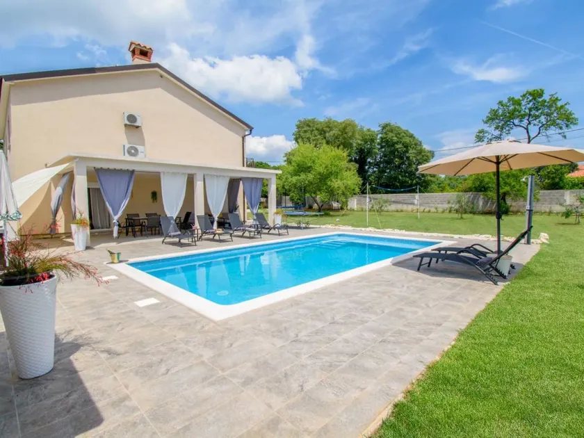Casa vacacional con terraza, jardín y piscina privada - Image 1