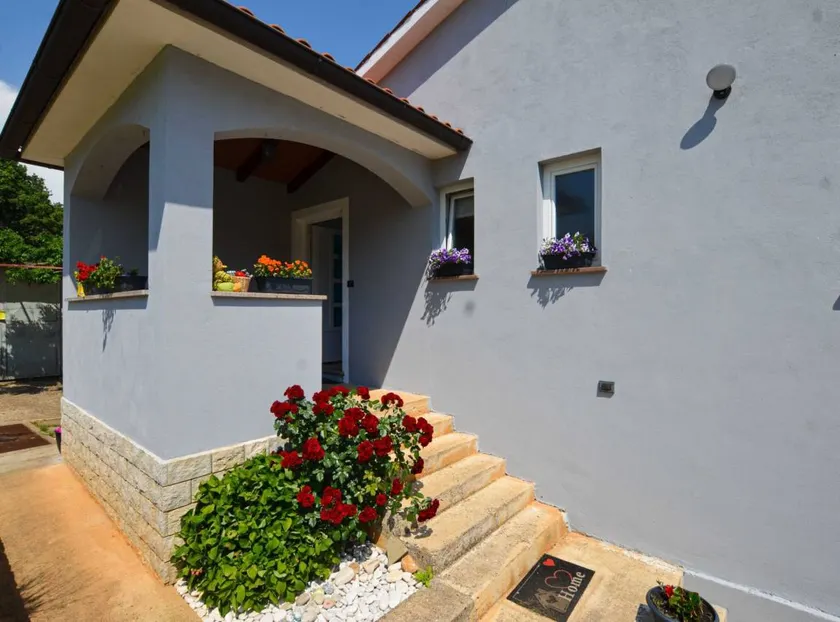 Radovani Peaceful and Serene Apartment With Terrace - Image 1