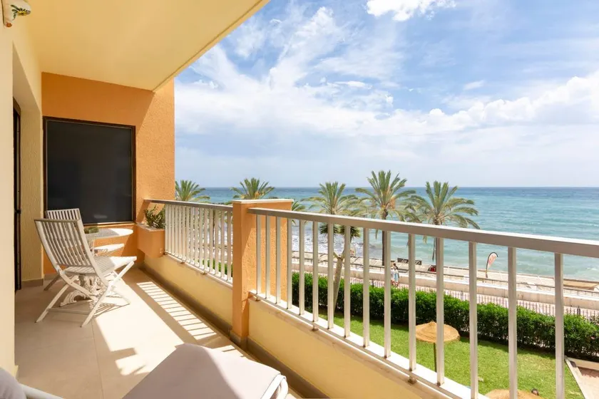 Central Beachfront Apartment Next to the Marina - Image 1