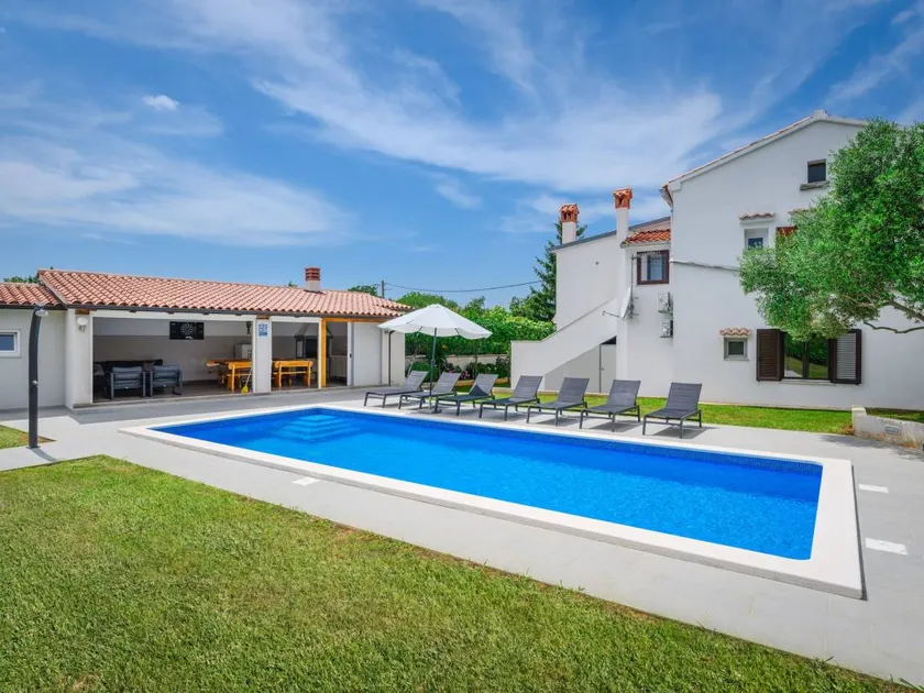 Cottage with pool - Image 1