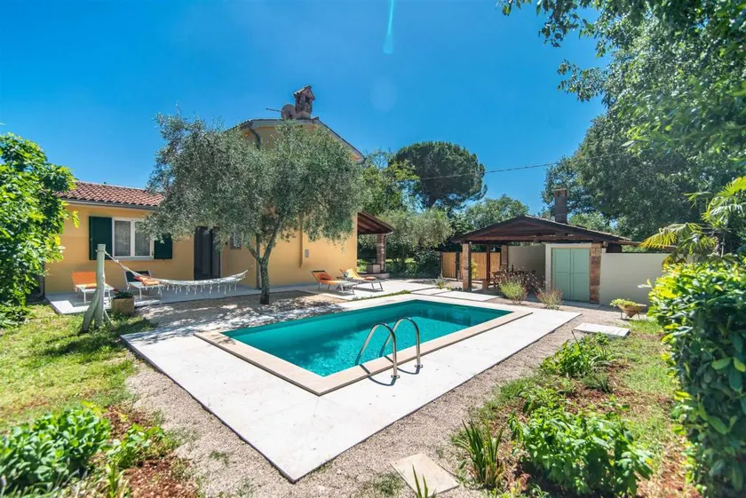 Family-friendly villa with pool, garden & barbeque | Pool view | Pets allowed - Image 1