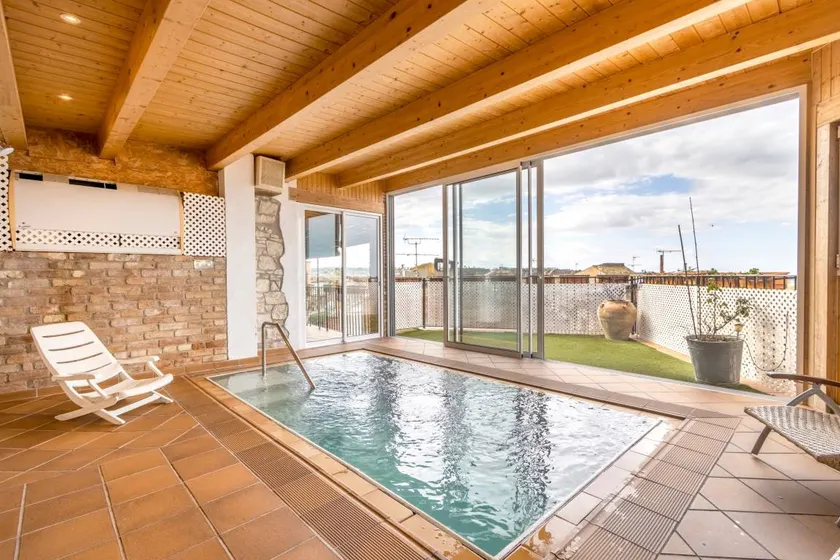 Holiday home with private pool, barbecue & terrace - Image 1