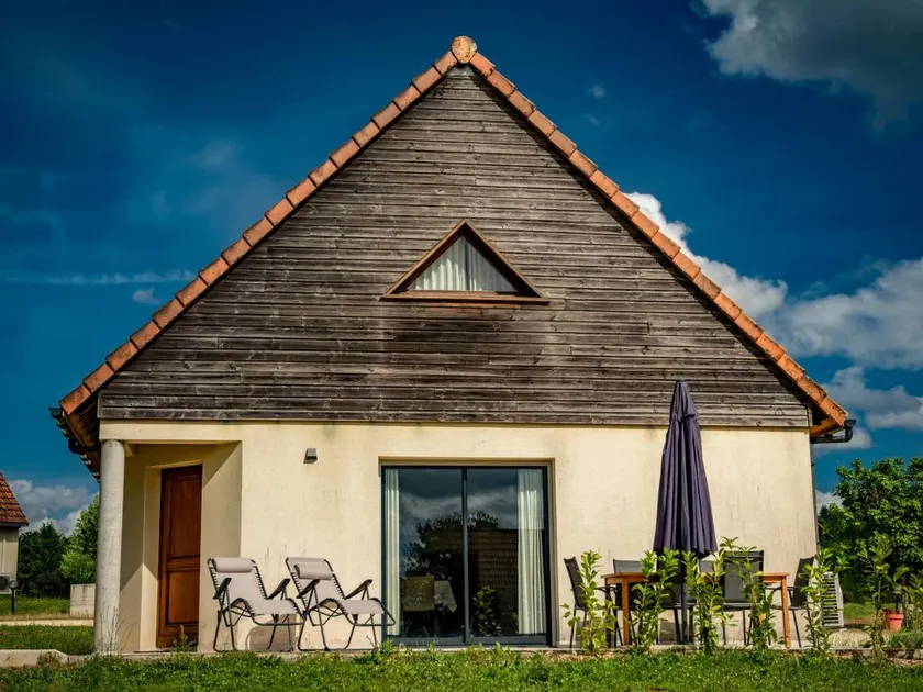 Holiday home with terrace & pool - Image 1