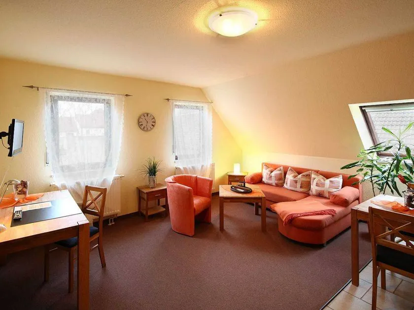 Apartment with garden - Image 1