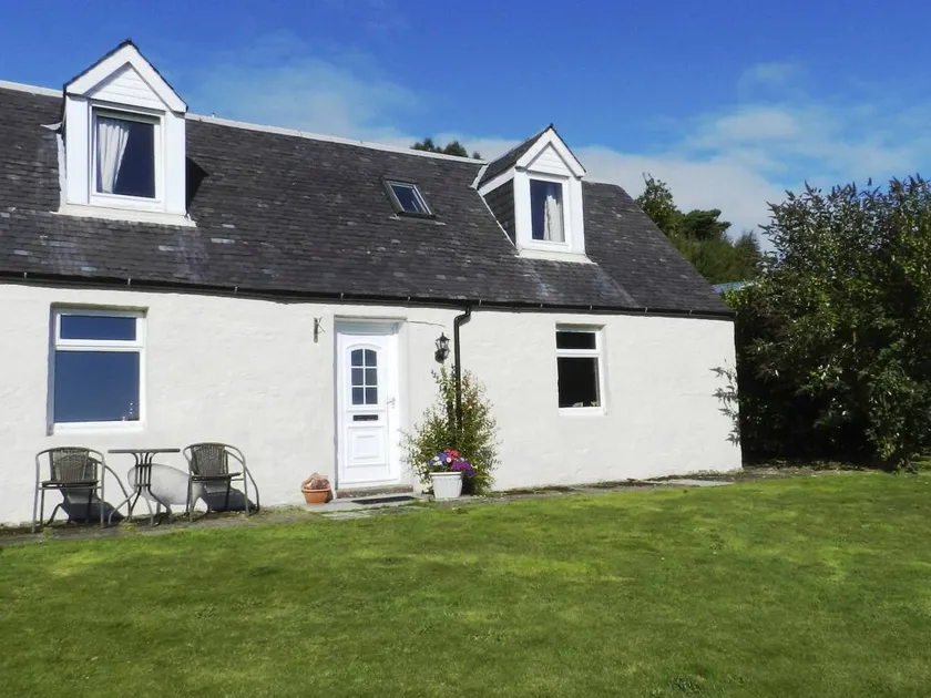Cottage with BBQ & garden | River view - Image 1