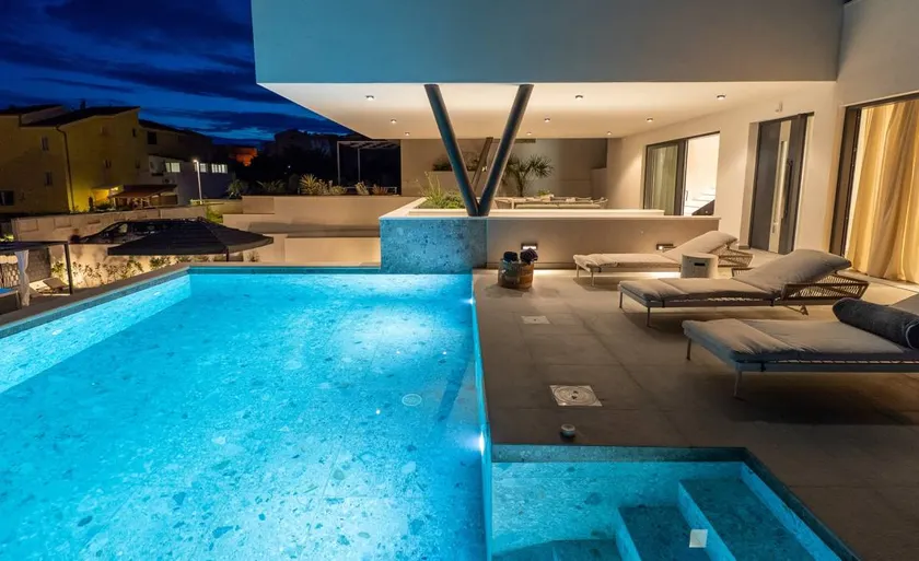Villa with barbecue, garden & fast internet | City view - Image 1