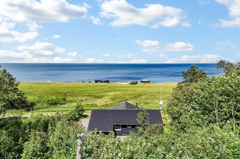 Holiday home with hot tub & terrace | Sea view - Image 1