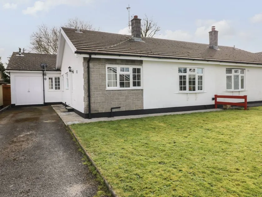 Family-oriented lovely cottage with garden | Beach view | Pets allowed - Image 1