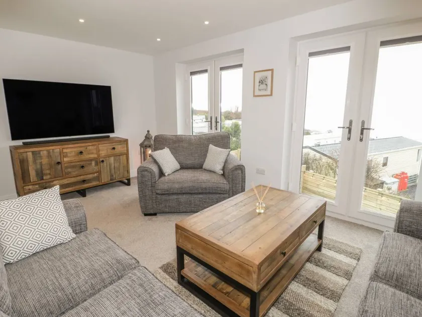 Family-oriented charming cottage with garden & hot tub | Beach view | Beach nearby | Pets are welcome - Image 1
