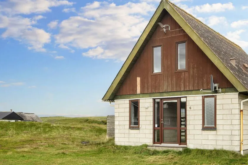 Holiday home with BBQ, terrace & garden - Image 1