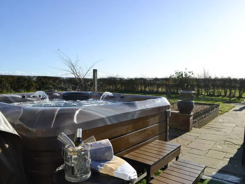Casa rural con jardín y jacuzzi - Image 1