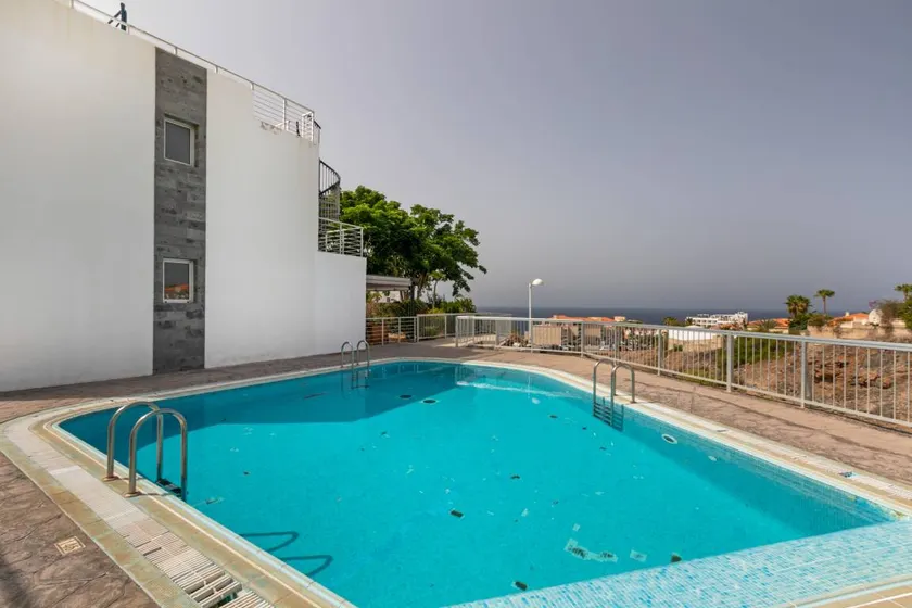 Apartment mit Terrasse und Pool | Stadtblick - Image 1