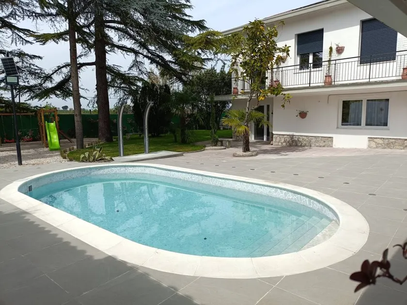 Apartamento con terraza, jacuzzi y piscina | Vistas al jardín - Image 1